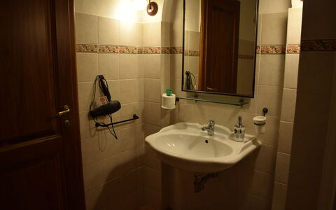 Oasi Della Pergola: Badeværelsesvask, Sanitærarmatur, Håndvask, Badeværelse, Tap, Indretning, Gulvbelægning, Vvs, Etage, Spejl