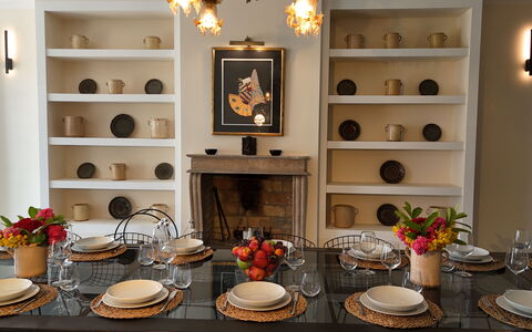 Villa Sassinoro: Møbel, Indretning, Bordservice, Bord, Træ, Belysning, Køkken & Spisebord, Stol, Gulvbelægning, Spisestue