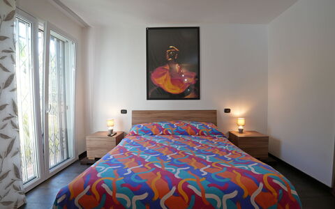 La Sevillana: Indretning, Møbel, Seng, Soveværelse, Væg, Gulvbelægning, Etage, Træ, Sengetøj, Værelse