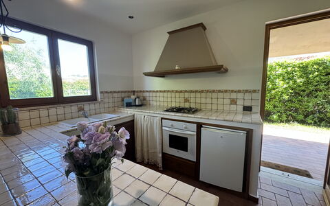 Dependance Egle: Træ, Gulvbelægning, Køkken, Indretning, Etage, Møbel, Countertop, Køkken Apparat, Flise, Køkken & Spisebord