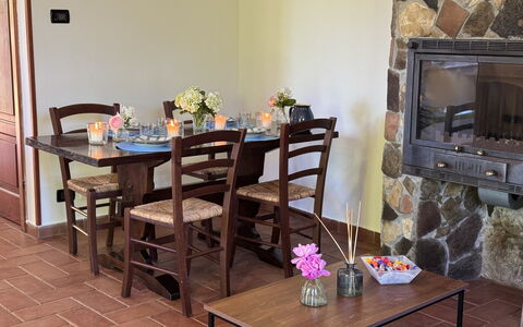 Dependance Egle: Møbel, Gulvbelægning, Bord, Indretning, Træ, Stol, Køkken & Spisebord, Etage, Spisestue, Værelse