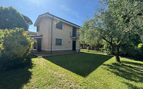 Dependance Egle: Hus, Hjem, Boligområde, Lawn, Have, Estate, Sommerhus, Gård, Backyard, Forstad