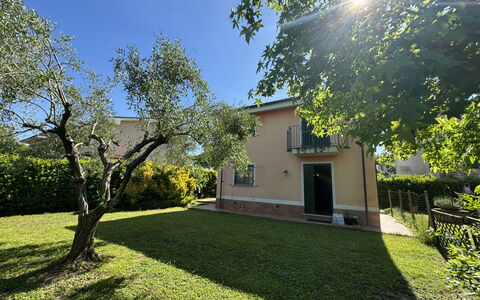 Dependance Egle: Hjem, Have, Lawn, Estate, Backyard, Gård, Landscaping, Skygge, Stuehus, Hacienda