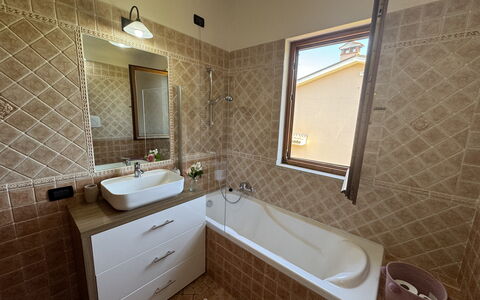 Dependance Egle: Sanitærarmatur, Gulvbelægning, Væg, Indretning, Badeværelse, Etage, Håndvask, Badeværelsesskab, Badeværelsesvask, Tap