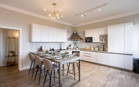 Casa Coccinella: Møbel, Indretning, Køkken, Gulvbelægning, Countertop, Etage, Stol, Lysarmatur, Træ, Køkken & Spisebord