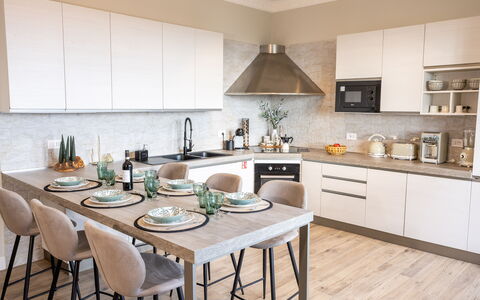 Casa Coccinella: Møbel, Indretning, Køkken, Gulvbelægning, Countertop, Træ, Stol, Cabinetry, Køkken Apparat, Bordservice