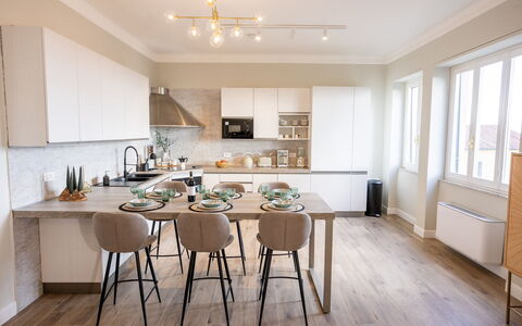 Casa Coccinella: Møbel, Indretning, Gulvbelægning, Etage, Køkken, Stol, Countertop, Træ, Køkken & Spisebord, Loft