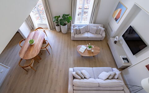 Elegant Apartments Near the Duomo: Møbel, Indretning, Gulvbelægning, Couch, Etage, Træ, Stue, Bord, Trægulve, Værelse