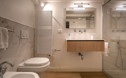 Elegant Apartments Near the Duomo: Indretning, Gulvbelægning, Sanitærarmatur, Badeværelse, Etage, Håndvask, Badeværelsesvask, Spejl, Tap, Vvs