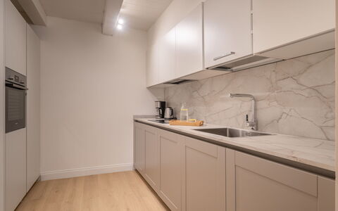 Elegant Apartments Near the Duomo: Køkken, Countertop, Gulvbelægning, Træ, Indretning, Køkken Apparat, Cabinetry, Etage, Større Bandage, Loft