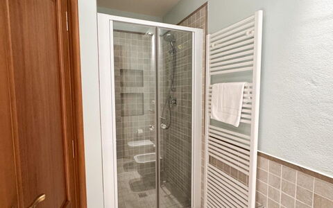 Villa Diamante: Gulvbelægning, Etage, Indretning, Træ, Sanitærarmatur, Værelse, Loft, Vvs, Dør, Badeværelse