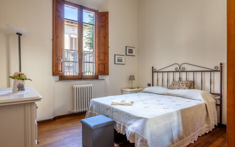 Casa Olivia With Garden And Wifi: Møbel, Indretning, Træ, Gulvbelægning, Soveværelse, Etage, Seng, Værelse, Loft, Billedramme