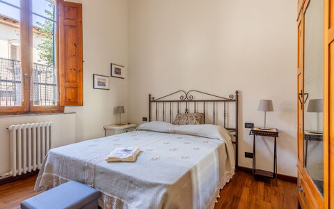 Casa Olivia With Garden And Wifi: Seng, Indretning, Soveværelse, Væg, Møbel, Træ, Etage, Gulvbelægning, Værelse, Sengetøj