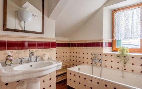 Casa Olivia With Garden And Wifi: Gulvbelægning, Indretning, Sanitærarmatur, Tap, Etage, Badeværelse, Vvs, Flise, Håndvask, Værelse