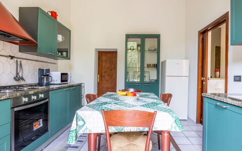 Casa Olivia With Garden And Wifi: Gulvbelægning, Indretning, Etage, Værelse, Lejlighed, Loft, Bejdse, Stol, Cabinetry, Hårdttræ