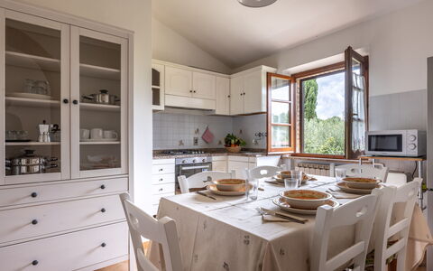 Oliveto Del Cantarello: Møbel, Indretning, Gulvbelægning, Træ, Cabinetry, Køkken, Loft, Bord, Køkken Apparat, Stol