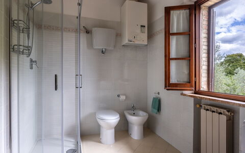 Oliveto Del Cantarello: Gulvbelægning, Etage, Indretning, Værelse, Sanitærarmatur, Dør, Lejlighed, Vvs, Tap, Håndvask