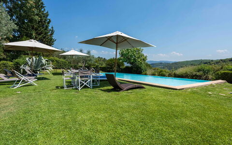 Villa Belchianti: Blå, Bakke, Land Lot, Svømmepøl, Have, Bjergkæde, Lawn, Eng, Landscaping, Udendørs Møbler