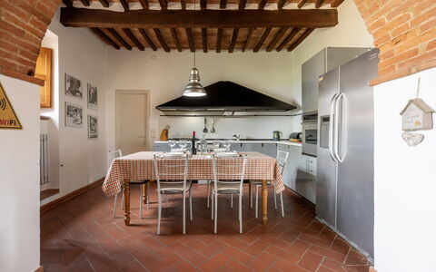 Maria Gabriella Holiday Home In Monticchiello: Møbel, Indretning, Gulvbelægning, Køkken, Træ, Loft, Etage, Countertop, Køkken Apparat, Stol