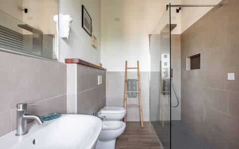 Maria Gabriella Holiday Home In Monticchiello: Gulvbelægning, Væg, Etage, Badeværelse, Sanitærarmatur, Indretning, Vvs, Belysning, Loft, Tap