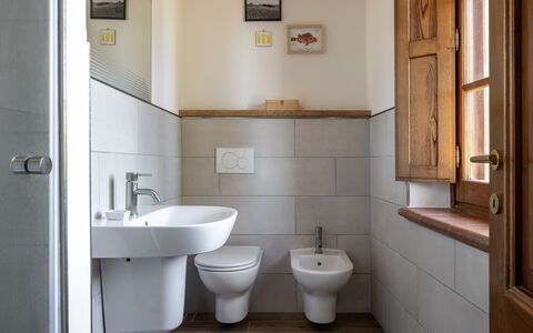 Maria Gabriella Home & Cottage: Gulvbelægning, Væg, Sanitærarmatur, Badeværelse, Etage, Toiletbræt, Badeværelsesvask, Håndvask, Indretning, Toilet