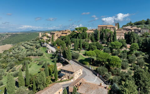 Maria Gabriella Home & Cottage: Træ, Boligområde, Hus, Tag, Landskab, Arkitektur, Hjem, Landdistrikt, Land Lot, Menneskelig Bosættelse