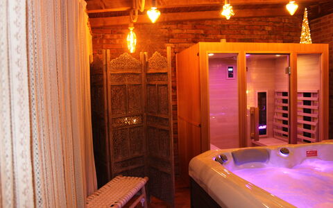 Holiday Home Croce With Spa: Indretning, Træ, Gulvbelægning, Etage, Belysning, Loft, Værelse, Bejdse, Soveværelse, Seng