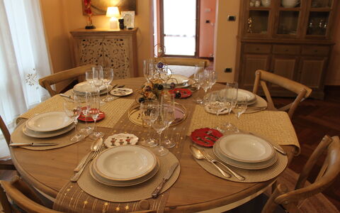 Holiday Home Croce With Spa: Møbel, Bord, Bordservice, Spisestue, Køkken & Spisebord, Stol, Indretning, Dug, Serveware, Glasservice