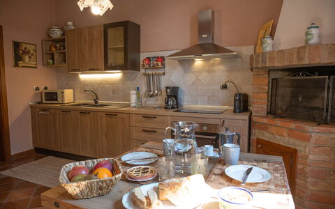 The Tuscan Retreat Spa: Møbel, Køkken, Countertop, Køkken Apparat, Indretning, Træ, Gulvbelægning, Cabinetry, Større Bandage, Værelse