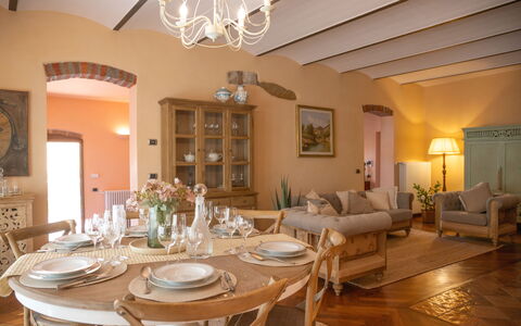 The Tuscan Retreat Spa: Møbel, Indretning, Stol, Bord, Gulvbelægning, Træ, Etage, Værelse, Spisestue, Køkken & Spisebord