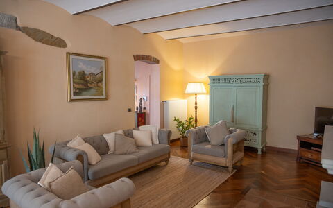 The Tuscan Retreat Spa: Møbel, Indretning, Gulvbelægning, Couch, Træ, Etage, Værelse, Textile, Stue, Belysning