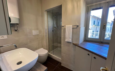 Guelfa 60: Badeværelse, Sanitærarmatur, Gulvbelægning, Etage, Indretning, Vvs, Håndvask, Tap, Badeværelsesvask, Værelse