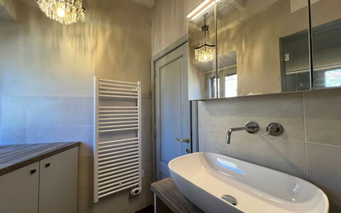 Guelfa 60: Indretning, Sanitærarmatur, Gulvbelægning, Badeværelse, Etage, Tap, Loft, Belysning, Vvs, Håndvask