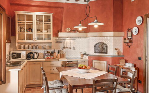 Villa Costa al Bagno: Møbel, Indretning, Gulvbelægning, Køkken, Cabinetry, Etage, Træ, Stol, Loft, Værelse