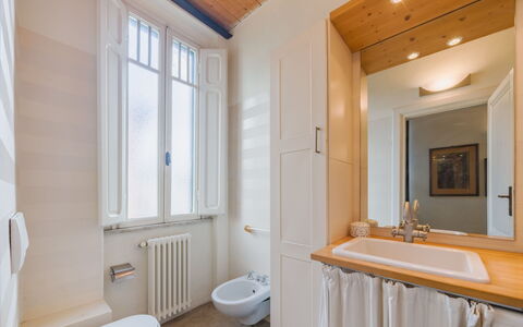 Onda Loft: Væg, Sanitærarmatur, Gulvbelægning, Træ, Indretning, Etage, Håndvask, Tap, Badeværelsesvask, Badeværelse