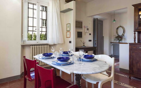 Villa Tambellini De Fondra: Møbel, Indretning, Gulvbelægning, Træ, Bord, Etage, Spisestue, Loft, Køkken & Spisebord, Stol