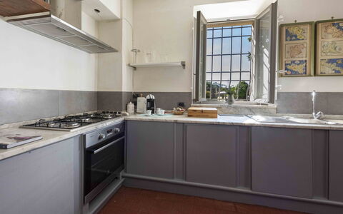 Villa Tambellini De Fondra: Køkken, Køkken Apparat, Større Bandage, Countertop, Komfur, Gaskomfur, Cabinetry, Indretning, Husholdningsapparat, Komfur