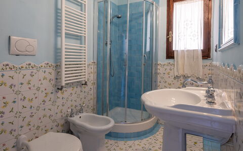 Cuore Di Firenze Apartment: Indretning, Gulvbelægning, Sanitærarmatur, Etage, Badeværelse, Belysning, Badeværelsesvask, Møbel, Tap, Håndvask