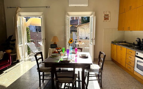 Casa Capolino: Møbel, Gulvbelægning, Indretning, Stol, Træ, Etage, Bord, Køkken & Spisebord, Belysning, Spisestue