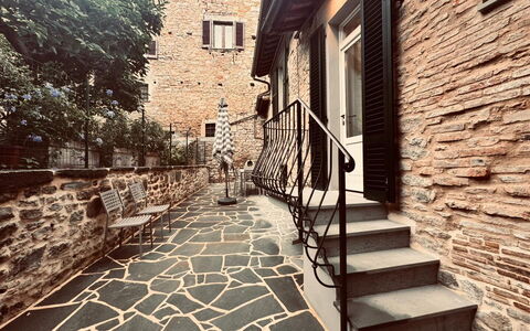 Casa Castelli: Væg, Mursten, Kompositmateriale, Murværk, Stenmur, Cobblestone, Trappe, Flise, Gelænder