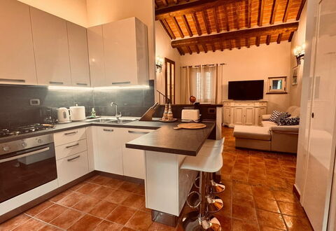 Casa Castelli: Møbel, Indretning, Gulvbelægning, Countertop, Træ, Køkken, Etage, Loft, Cabinetry, Køkken Apparat