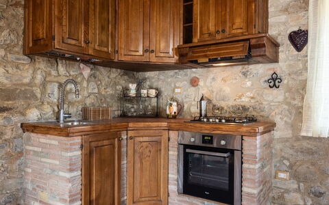 La Casina Honeymoon Cottage, Badia Agnano: Træ, Cabinetry, Køkken, Countertop, Indretning, Gulvbelægning, Skab, Møbel, Hjem, Skuffe