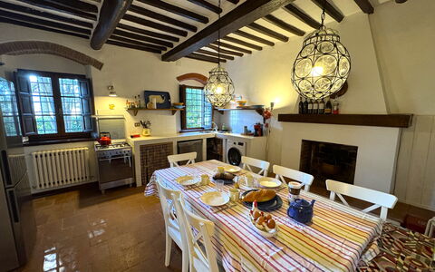 Allo Scoiattolo: Møbel, Indretning, Bord, Træ, Gulvbelægning, Køkken & Spisebord, Stol, Værelse, Belysning, Spisestue