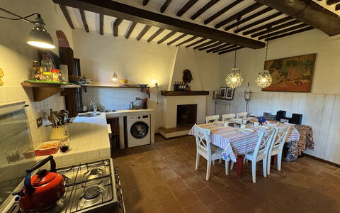 Allo Scoiattolo: Møbel, Gulvbelægning, Indretning, Træ, Loft, Køkken, Bord, Værelse, Etage, Belysning