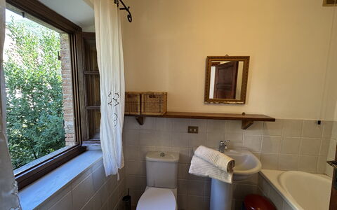 Allo Scoiattolo: Væg, Gulvbelægning, Etage, Indretning, Sanitærarmatur, Badeværelsesvask, Vvs, Værelse, Badeværelse, Tap