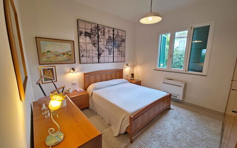 Villetta Tonfano: Seng, Soveværelse, Væg, Indretning, Gulvbelægning, Møbel, Træ, Etage, Sengetøj, Loft