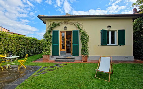 Villetta Tonfano: Dør, Hjem, Have, Lawn, Sommerhus, Gård, Backyard, Home Dør, Landscaping, Estate