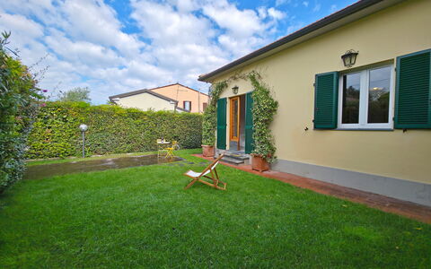 Villetta Tonfano: Have, Lawn, Backyard, Gård, Skygge, Landscaping, Kunstgræs, Gårdsplads, Stueplante