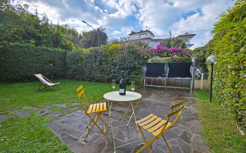 Villetta Tonfano: Busk, Møbel, Have, Bunddække, Udendørs Møbler, Backyard, Lawn, Gård, Stol, Skygge