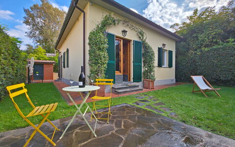 Villetta Tonfano: Dør, Hjem, Have, Sommerhus, Lawn, Backyard, Cykel, Gård, Landscaping